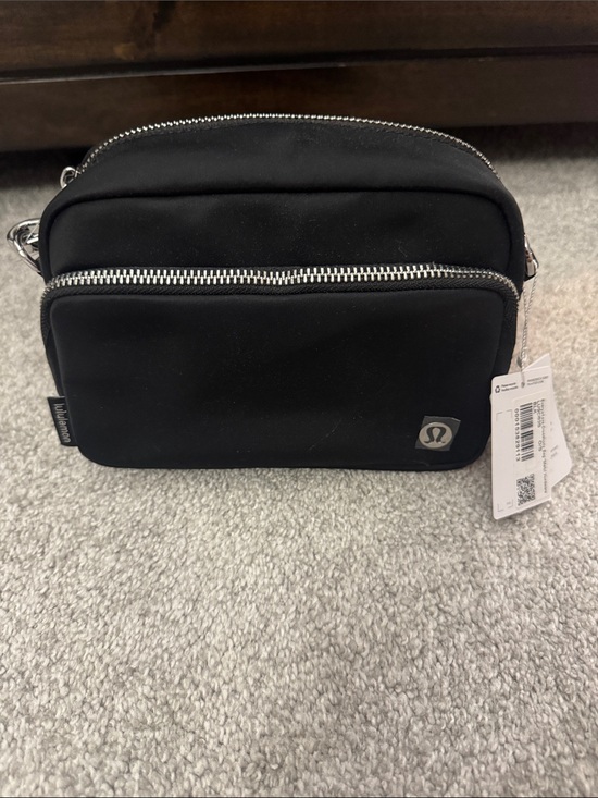 lululemon athletica Handbags - Lululemon Everywhere Crossbody Bag 2L Medal Hardware